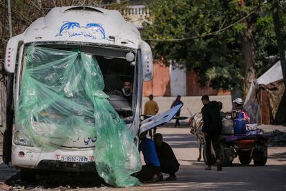 Familias de palestinos huyen del campo de refugiados Al Nusairat, donde Israel desarrolla este viernes una operación militar.