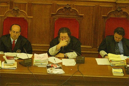 El tribunal, presidido por Pedro Martin, durante el primer día del juicio contra Francisco C.S. por abusos sexuales.