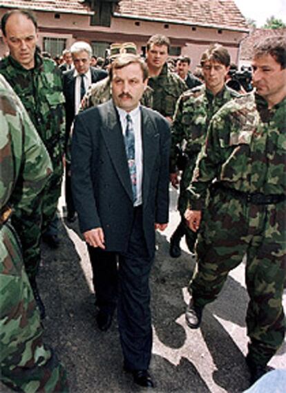 El líder serbocroata Milan Martic, en una foto de 1995, ha anunciado que se entregará al Tribunal Penal Internacional.