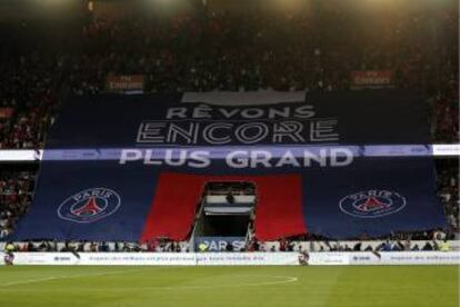 “Sonhe mais alto”: o lema adotado pelo PSG após aquisição por fundo catari é entoado no Parc des Princes.