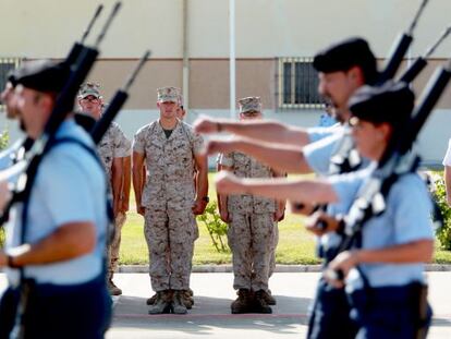 Soldados españoles del Ejercito del Aire desfilan en presencia de una formación de soldados del cuerpo de Marines norteamericanos en la base sevillana de Morón.