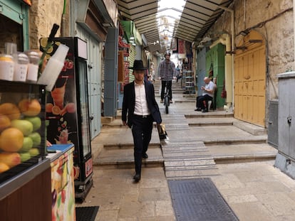 Un judío ultraortodoxo caminaba el miércoles por un callejón comercial de la Ciudad Vieja de Jerusalén, donde varias tiendas han echado el cierre.