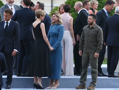 El presidente ucranio Zelenski y su esposa Olena llegan a la foto de familia con los líderes de la OTAN este martes en Vilnius.
