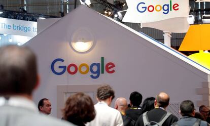 Asistentes a una feria tecnológica de París, junto al mostrador de Google.