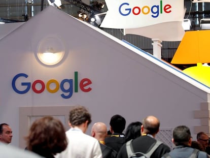 Asistentes a una feria tecnológica de París, junto al mostrador de Google.