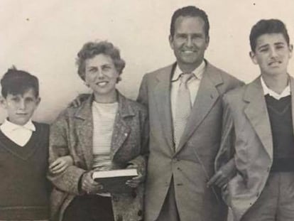 Juan Alonso con su esposa, Titina, y sus hijos, en los cincuenta.