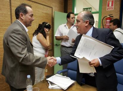 El exalcalde de Humanes, Adolfo Álvarez Sojo (d), saluda al exconcejal del PSOE Ángel Mayordomo en 2004.
