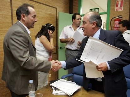 El exalcalde de Humanes, Adolfo Álvarez Sojo (d), saluda al exconcejal del PSOE Ángel Mayordomo en 2004.