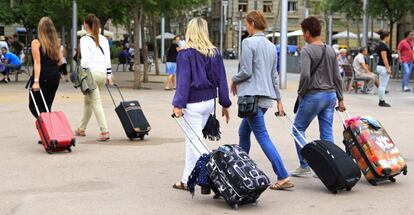 Turistas en el barrio de la Barceloneta de la ciudad Condal.