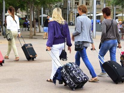 Turistas en el barrio de la Barceloneta de la ciudad Condal.