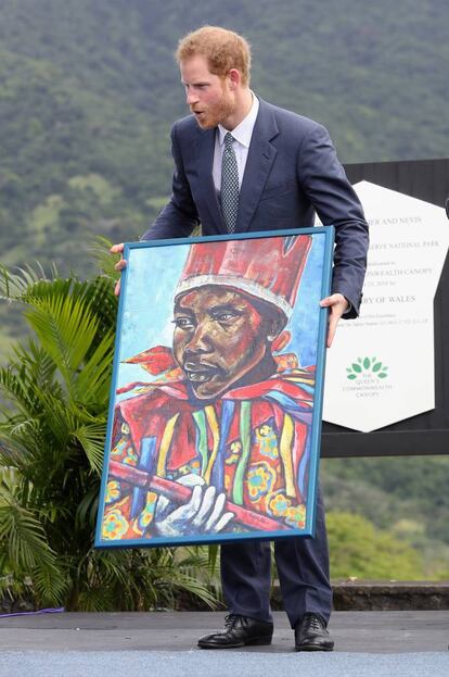 Enrique de Inglaterra lleva uno de los regalos recibidos en Barbados.