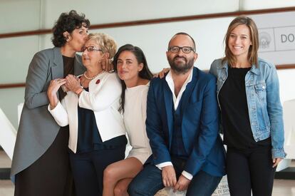 El director español Fernando González Molina (2d) posa junto a las actrices españolas Elvira Minguez, Itzia Aizpuru, Patricia Lopez y Marta Etura en el photocall de la película "El Guardián Invisible", en San Sebastián.