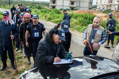 Un grupo de trabajadores rellena la ficha antes de ponerse a trabajar en las actividades de Cash for Work promovidas por Acción Contra el Hambre junto a las Municipalidades locales. Carretera de Saida a Tiro, sur de Líbano.