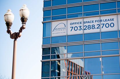 Un cartel de alquiler en un edificio de oficinas en Arlington, Virginia (Estados Unidos).