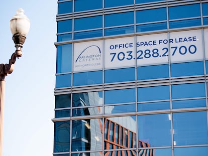 Un cartel de alquiler en un edificio de oficinas en Arlington, Virginia (Estados Unidos).