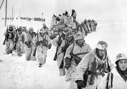 En 1941 el ejército de la Alemania nazi y fuerzas armadas finlandesas llegaron a las puertas de Leningrado. Ante la imposibilidad de tomar la ciudad, decidieron sitiarla. Y hacer que su gente muriera de hambre o se rindiera. El 31 de agosto cortaron la última línea de ferrocarril de la ciudad; el 8 de septiembre, la última carretera. En la imagen, una fotografía propagandística nazi que muestra a los paracaidistas alemanes del frente del este en 1943.