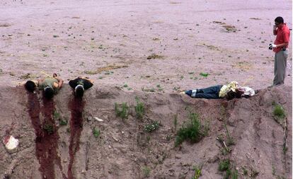 Un forense inspecciona los cadáveres hallados ayer en las inmediaciones de un poblado conocido como Estación Horcasitas, en el estado de Chihuahua.