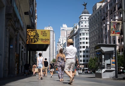 Cartel en el teatro Lope de Vega de la Gran Vía de Madrid que anuncia el regreso de 'El rey león'.