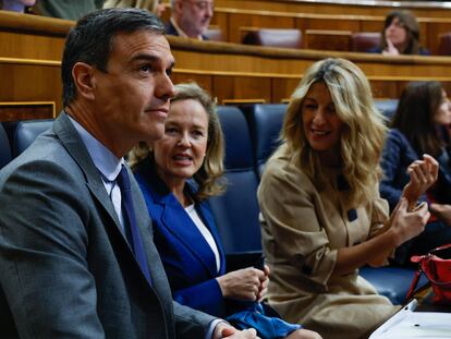 El presidente del Gobierno, Pedro Sánchez, la vicepresidenta primera y ministra de Economía, Nadia Calviño, y la vicepresidenta segunda y ministra de Trabajo, Yolanda Díaz, en el Congreso de los Diputados.