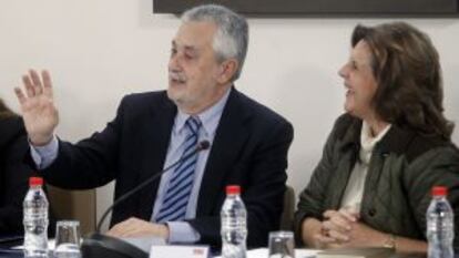 José Antonio Griñán, con la presidenta del PSOE andaluz, Rosa Torres, durante la ejecutiva regional del partido.
