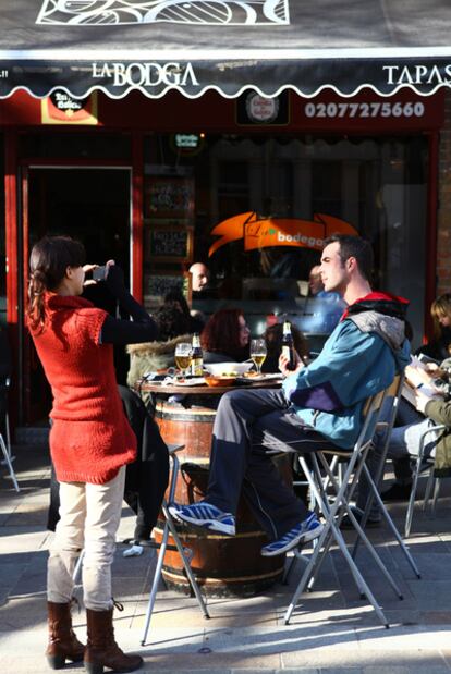 La Bodega, un local español en Travistock Road en Londres.