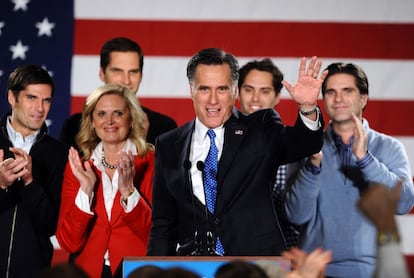 El candidato Mitt Romney, rodeado de su familia, saluda tras conocerse los resultados de las primarias.