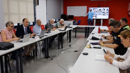 El conseller de Emergencias e Interior en la Comunitat Valenciana, Juan Carlos Valderrama (2i), se reúne con los organismos implicados en la gestión del reciente episodio de lluvias, este martes en el Centro de Coordinación de Emergencias de L'Eliana 