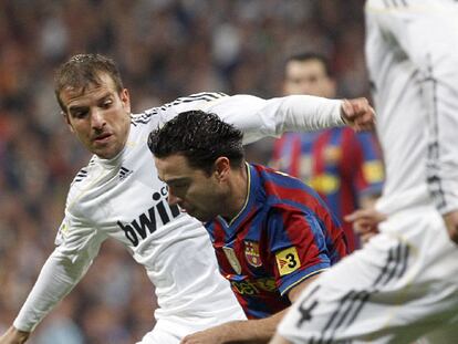 Van der Vaart y Ramos presionan a Xavi