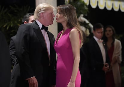 Trump y Melania conversan en la 60ª Gala Anual de la Cruz Roja en Mar-a-Lago, en Palm Beach (Florida), en marzo de 2017.