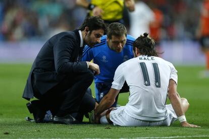 Bale es atendido de su lesión en el terreno de juego