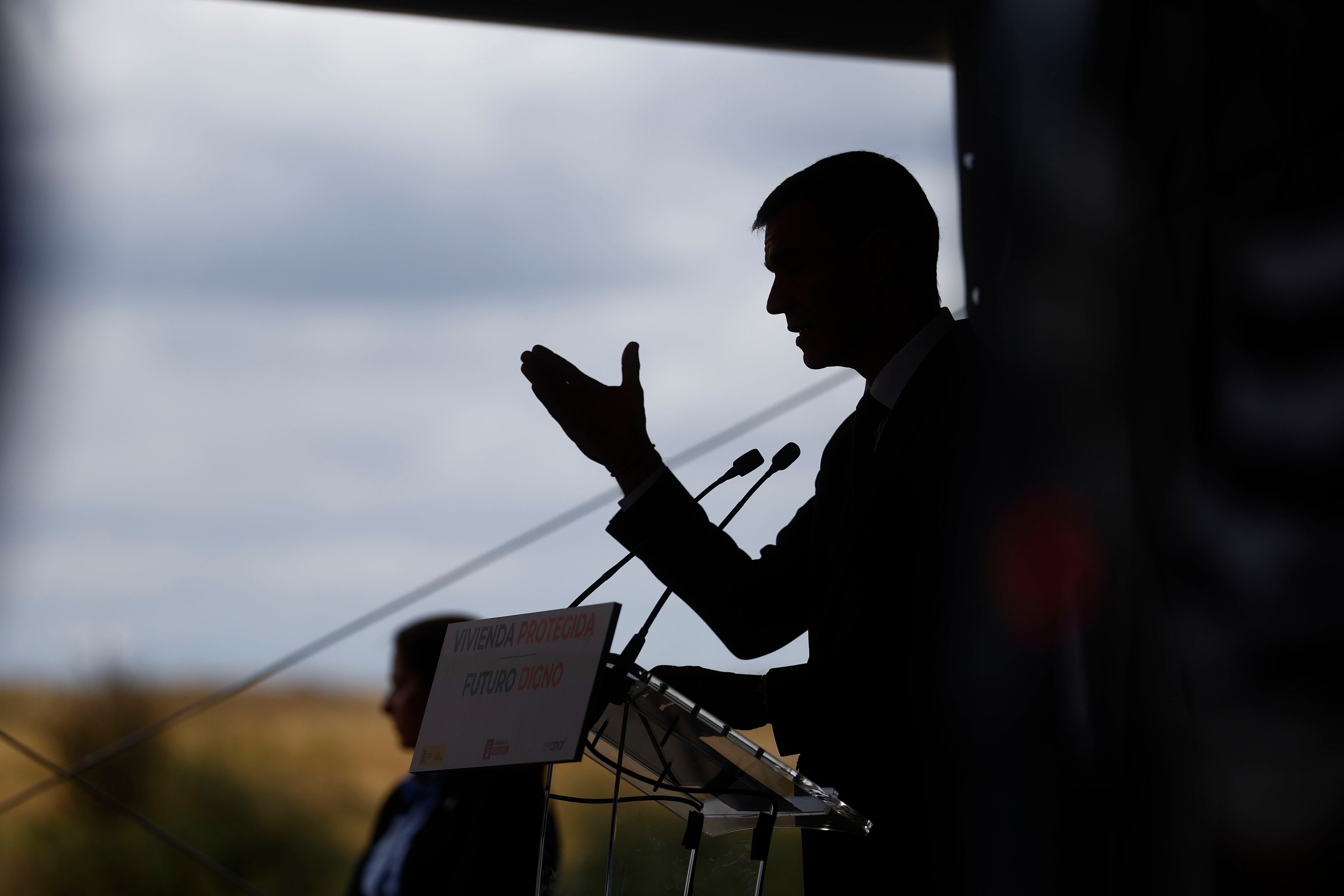 Silueta del presidente del Gobierno, Pedro Sánchez, en un acto en Alcorcón el pasado martes. 