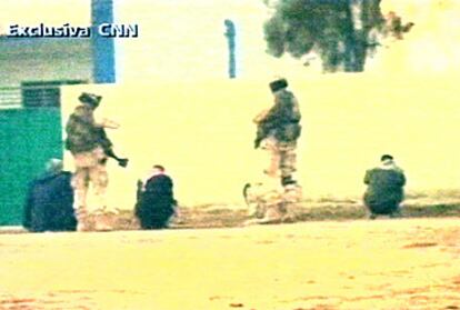 Soldados estadounidenses arrestan en Latifiya a cuatro iraquíes tras registrar una vivienda.