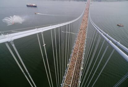 Los corredores cruzan Verrazano Bridge durante el maratón de Nueva York.