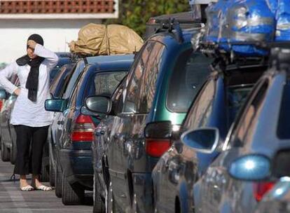 Una mujer esperaba ayer junto a los coches que le llegara el turno de embarque en el puerto de Algeciras.