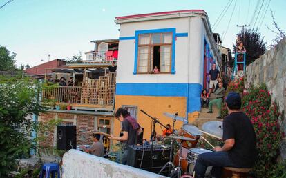 Actuación musical en la Posada de María, en Valparaíso.