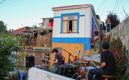 Actuaci&oacute;n musical en la Posada de Mar&iacute;a, en Valpara&iacute;so.