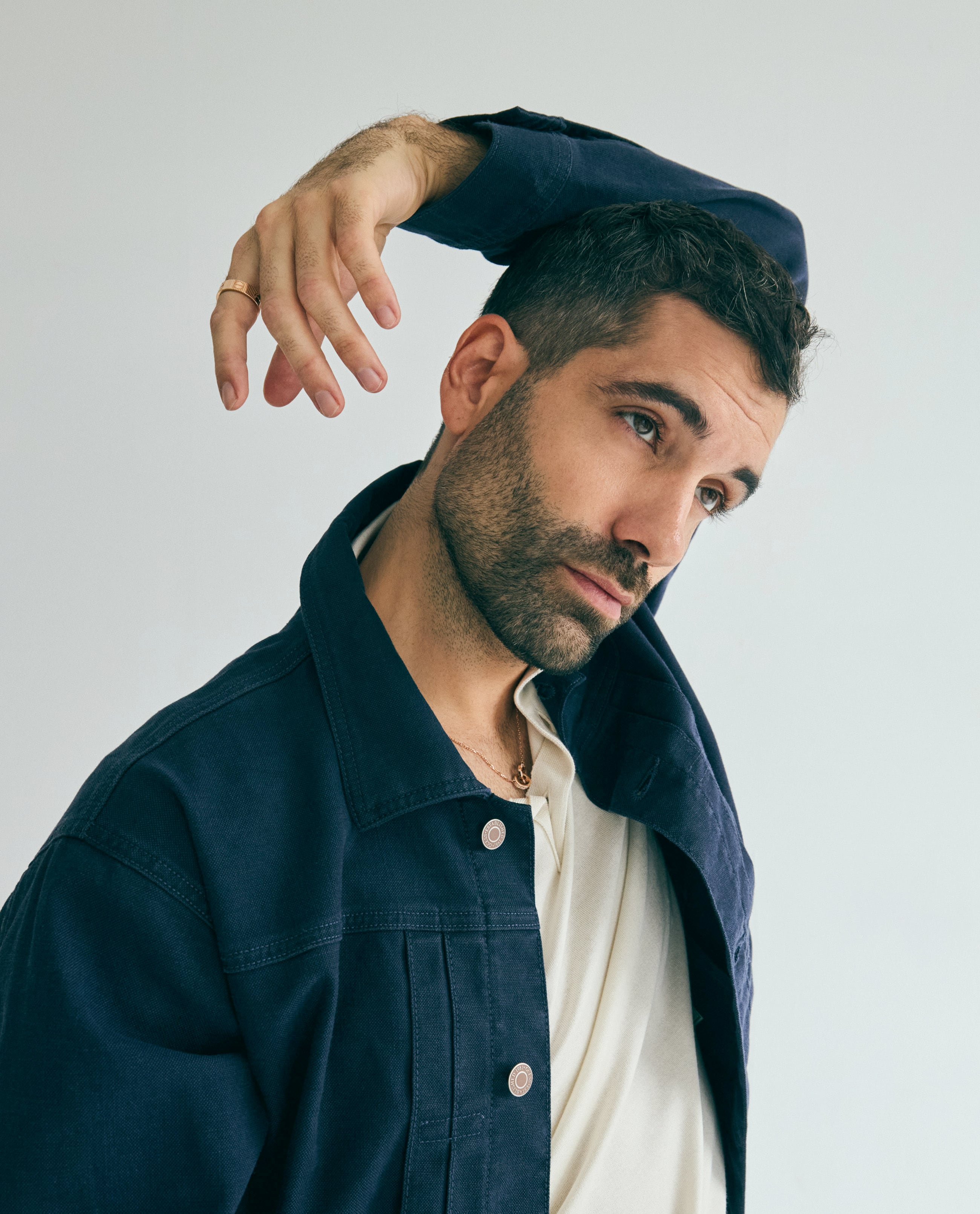 Tamar Novas posa para ICON con Chaqueta Guess,y anillo y collar de la colección Love, de Cartier.