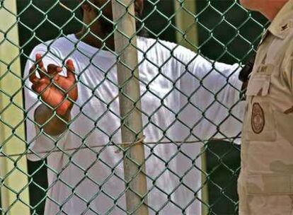 Un preso de Guantánamo conversa con un guarda de la prisión en una foto obtenida en octubre de 2007.