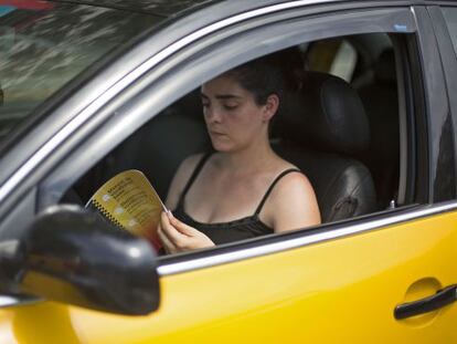 Una taxista fulleja la guia.