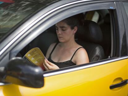 Una taxista fulleja la guia.