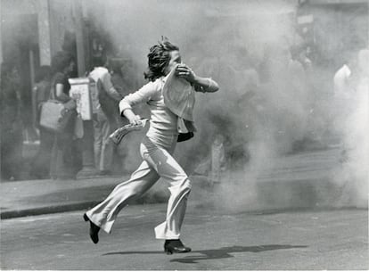 Una manifestante corre durante el Primero de Mayo de 1977 en Madrid.