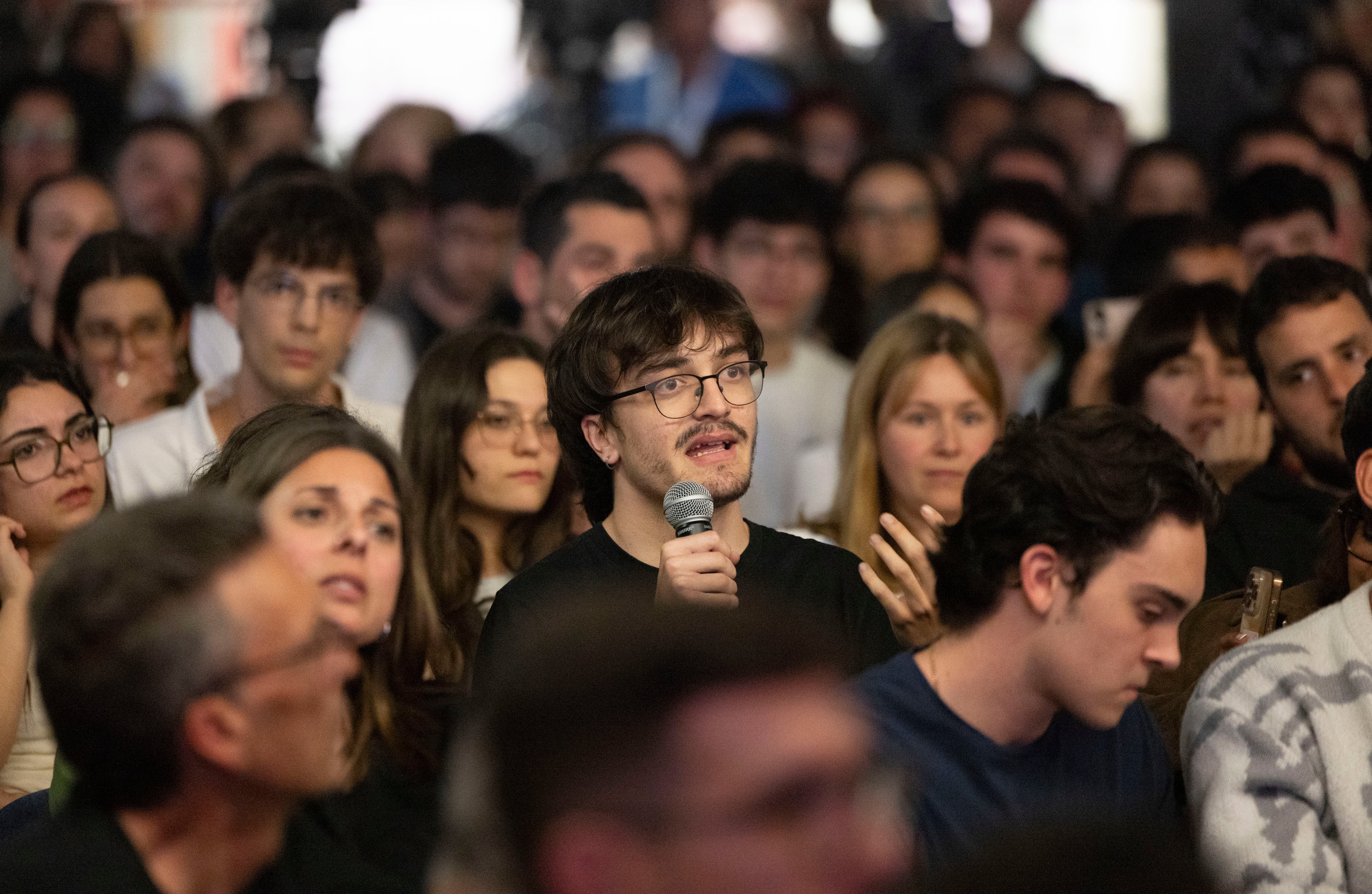 Una persona interviene durante el diálogo.