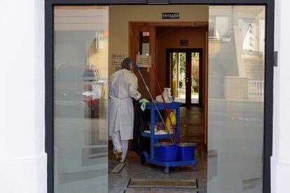 Un trabajador de limpieza en una residencia de Lleida, en una imagen tomada esta semana.