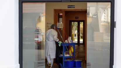 Un trabajador de limpieza en una residencia de Lleida, en una imagen tomada esta semana.