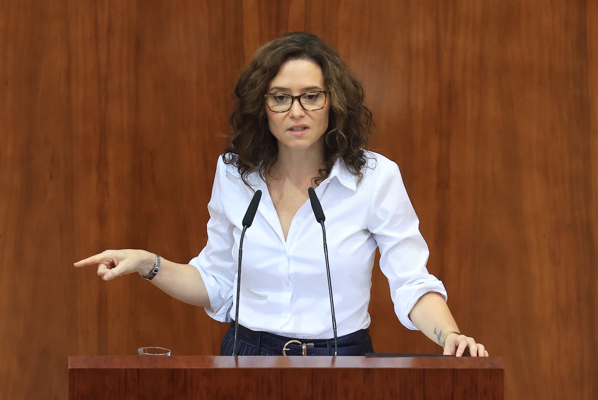 Ayuso se abre a negociar una carrera profesional para los docentes con “hasta 350 euros más al mes”