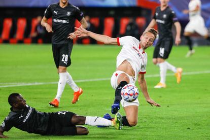 De Jong, autor del gol del Sevilla, pelea el balón con un rival.