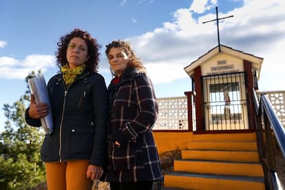 Fany Díaz (a la izquierda), madre del pequeño Miguel, junto a su cuñada Rosamaría, delante de la ermita de san Cristóbal de Buñol, Valencia.