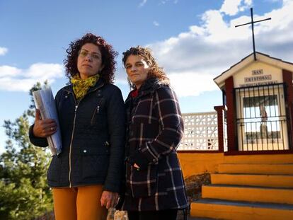 Fany Díaz (a la izquierda), madre del pequeño Miguel, junto a su cuñada Rosamaría, delante de la ermita de san Cristóbal de Buñol, Valencia.