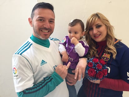 Carlos Rodríguez junto a su mujer y su hijo Luka.