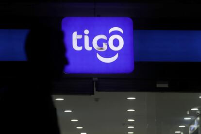 El logotipo de Tigo en una tienda en Bogotá, Colombia